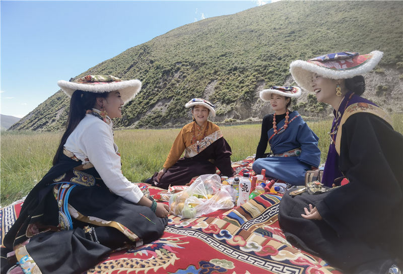 拉姆和她的朋友們在砂場修復點耍壩子。甘孜州石渠生態(tài)環(huán)境局供圖