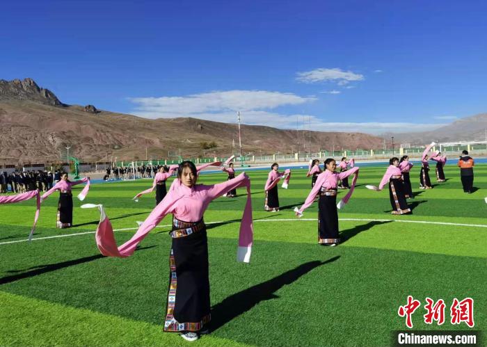 圖為青海師范大學(xué)附屬玉樹實(shí)驗(yàn)學(xué)校學(xué)生在綠茵場(chǎng)跳起囊謙古舞—卓根瑪?！“讋?攝