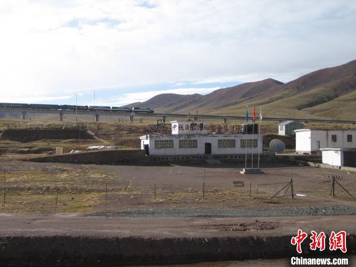 圖為青藏鐵路通車后列車經(jīng)過中鐵西北院風火山觀測站。(資料圖) 中鐵西北科學研究院供圖