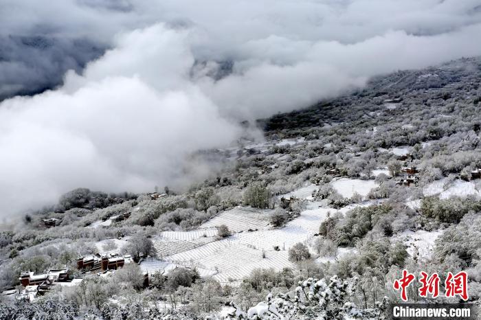 雪后的丹巴半山云霧繚繞?！±钣腊?攝