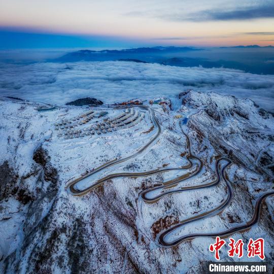 雪后的牛背山山頂和崎嶇的公路?！±顒P 攝