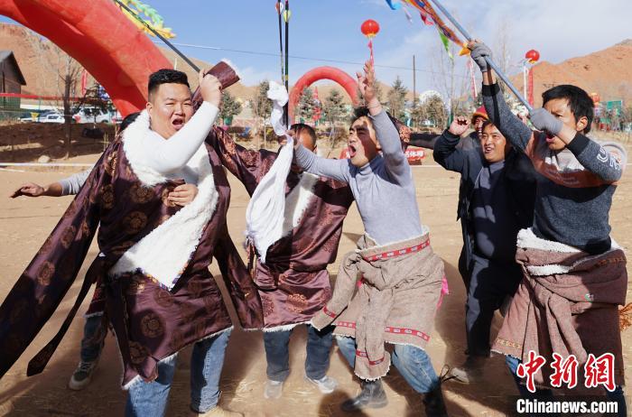 圖為藏族民眾跺腳歡呼慶祝弓箭手射中靶心。　馬銘言 攝