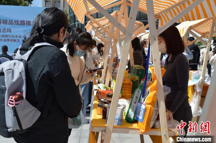 活動現(xiàn)場高校師生選購理塘農特產品。　朱凌捷 攝