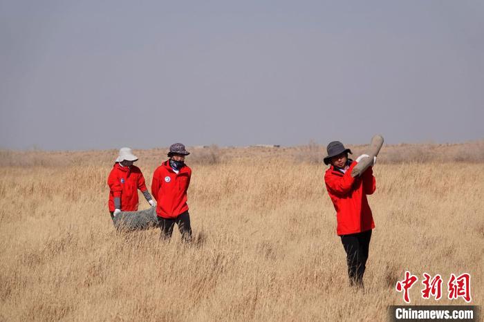 格爾木濕地站建設(shè)過程中，第二次青藏科考中科院空天院分隊隊員化身搬運工，在高原上開展體力勞動?！?lt;a target='_blank' href='/'><p  align=