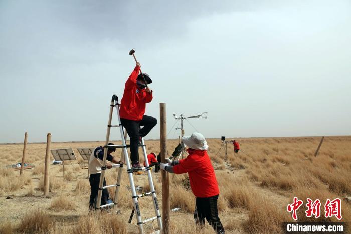 格爾木濕地站建設(shè)過程中，第二次青藏科考中科院空天院分隊隊員揮錘安裝防護(hù)欄?！?lt;a target='_blank' href='/'><p  align=