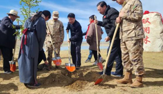 保護(hù)黃河干支流域生態(tài)，軍地共建“雙擁林”防護(hù)帶。四川省退役軍人事務(wù)廳供圖