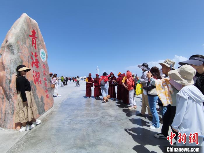 圖為航拍青海湖美景引游客拍照打卡?！∑钤鲚?攝