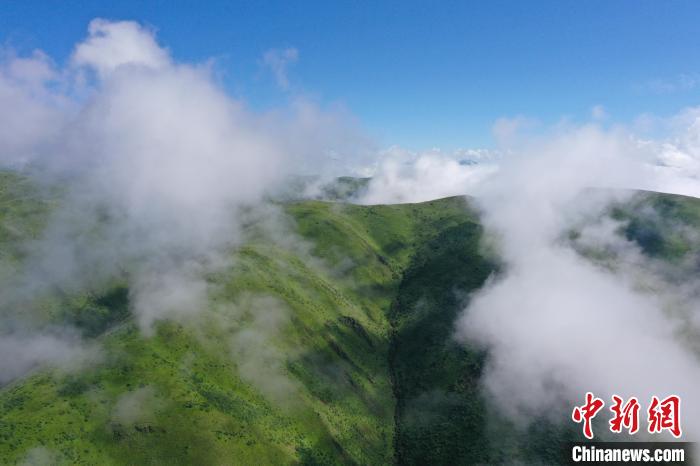 航拍賽來塘鎮(zhèn)山間云霧繚繞。　馬銘言 攝