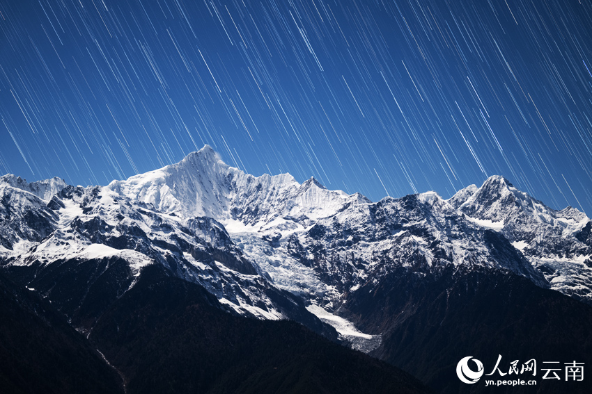 梅里雪山“星河流淌”奇觀(guān)。趙一舟攝