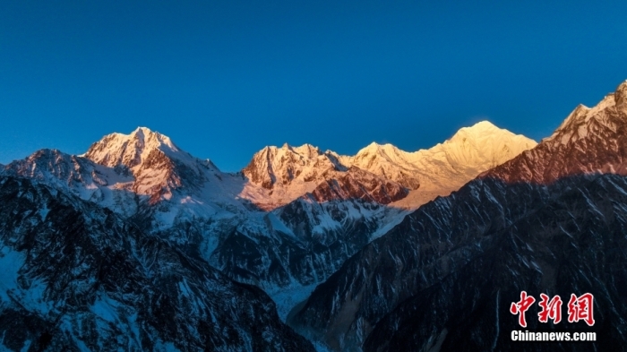 圖為2月1日，清晨陽光照在貢嘎雪山上，出現(xiàn)“日照金山”景觀。(無人機照片)<a target='_blank' href='/'><p  align=