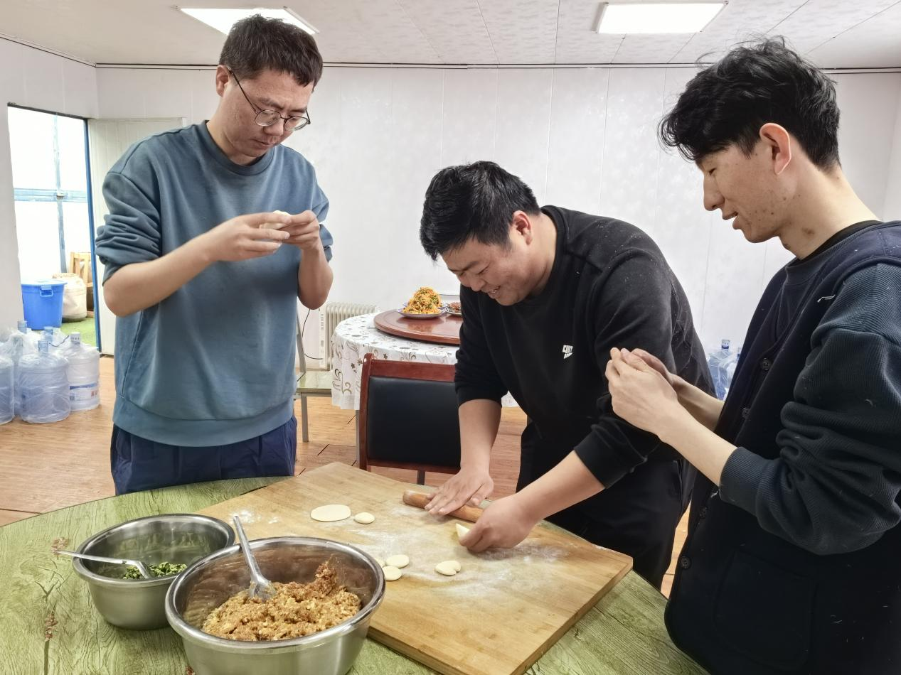 項目部里包餃子。王元明攝