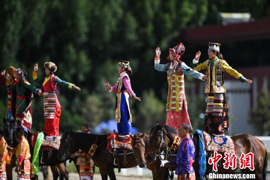 西藏民族傳統(tǒng)馬術(shù)表演慶雪頓