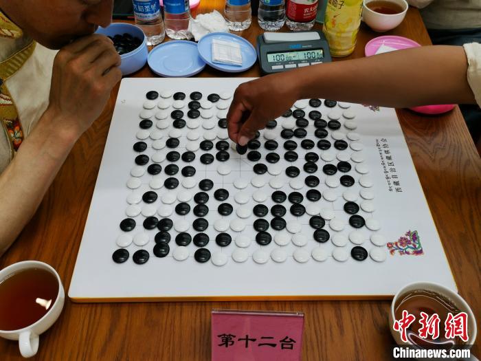 圖為藏棋(久棋)比賽瞬間?！垈?攝