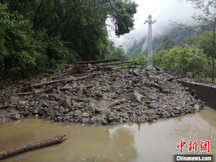 圖為7月21日，G318線川藏公路林芝巴宜區(qū)至波密縣路段因自然災(zāi)害中斷。林芝市巴宜區(qū)公安局 供圖