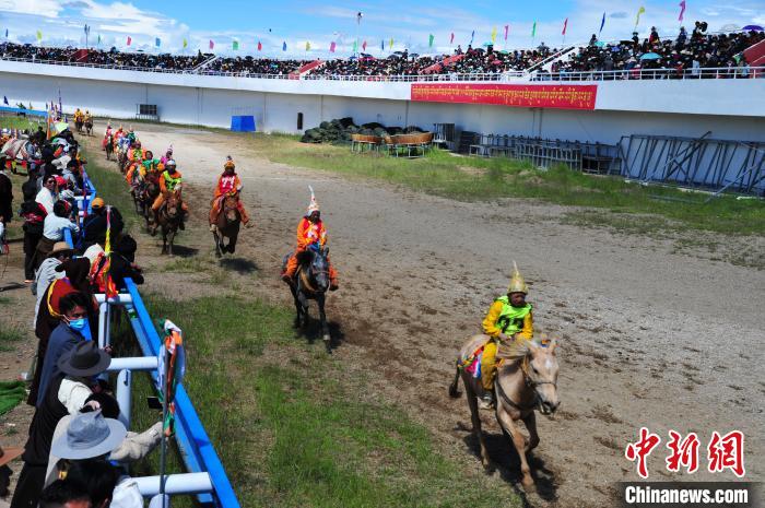 圖為少年騎手騎乘沒有馬鞍的賽馬，靠雙腳夾住馬馳騁在跑道上?！垈?攝