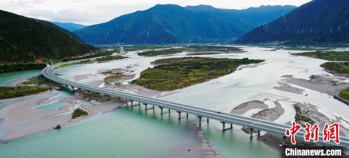 圖為西藏境內(nèi)的高等級公路?！∥鞑刈灾螀^(qū)交通廳供圖 攝