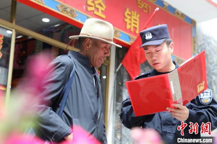 圖為民警在邊境村莊宣傳邊境政策法規(guī)。　亞東出入境邊防檢查站供圖 攝