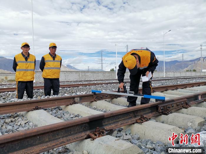 圖為參賽選手在比賽項(xiàng)目中用軌距尺測(cè)量鋼軌距離?！≮w延 攝