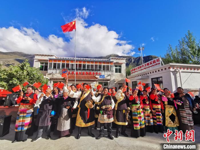 圖為林芝朗縣洞嘎鎮(zhèn)扎西塘村村民表達對祖國的祝福?！×种ナ形麄鞑?供圖