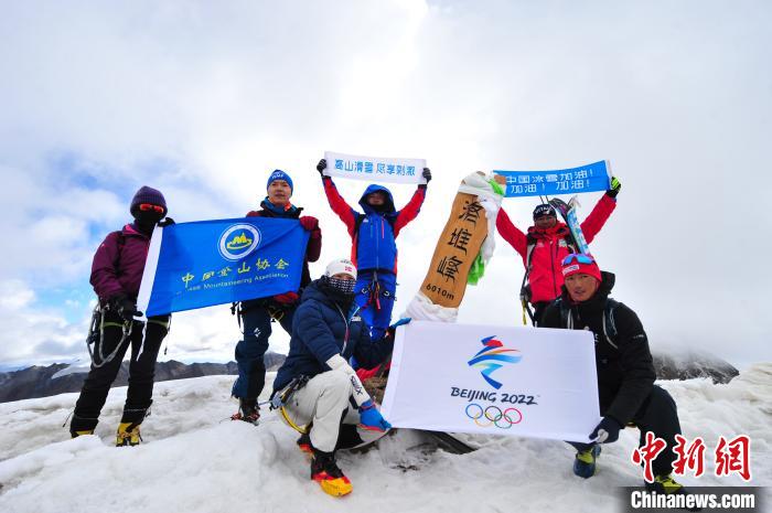 圖為5日，登山者在洛堆峰頂合影。　張偉 攝