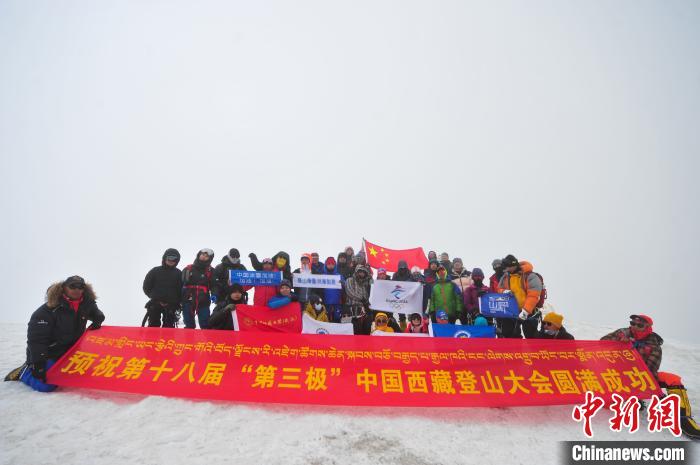 圖為5日，登山者在洛堆峰頂合影?！垈?攝