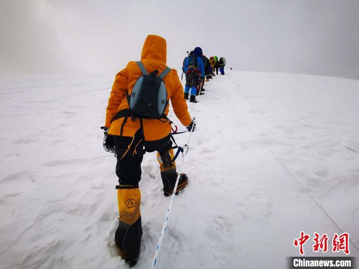 圖為5日，登山者在攀登洛堆峰途中。　張偉 攝