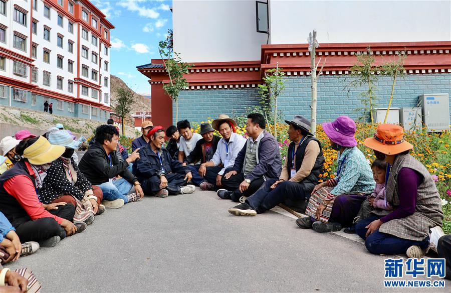 （西藏昌都解放70周年·圖文互動）（1）“群眾搬出來住安穩(wěn)了，我就踏實了?！薄痪€扶貧干部赤列旺堆的心里話