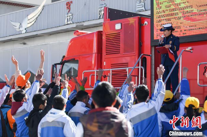 圖為民眾參與消防知識(shí)問(wèn)答。　何蓬磊 攝