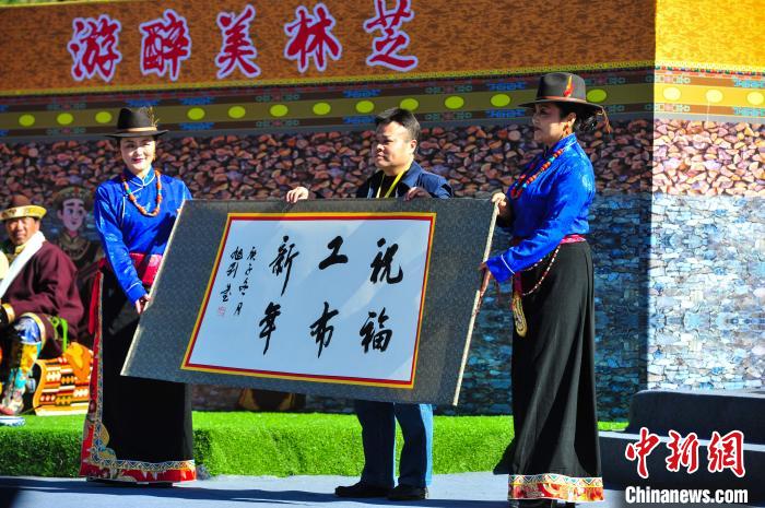 圖為14日，當(dāng)?shù)孛癖娛謱懝げ夹履曩R詞?！垈?攝