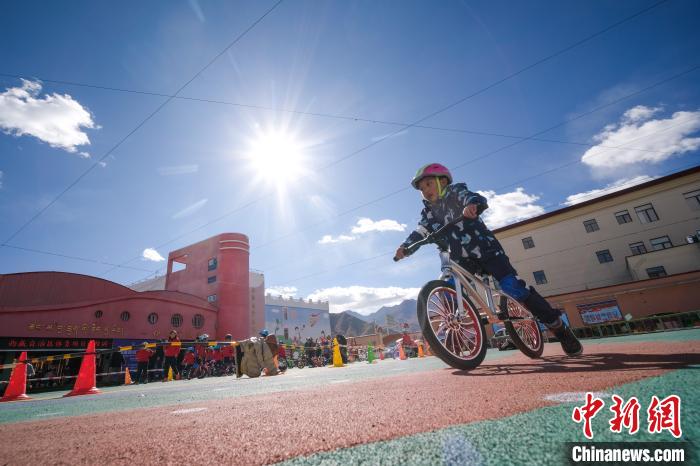 圖為拉薩市實驗幼兒園孩子們正在練習(xí)滑步車。　何蓬磊 攝