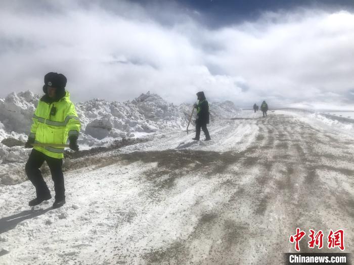 資料圖為，西藏安多交警在唐古拉山埡口除冰作業(yè)。西藏安多縣公安局 供圖