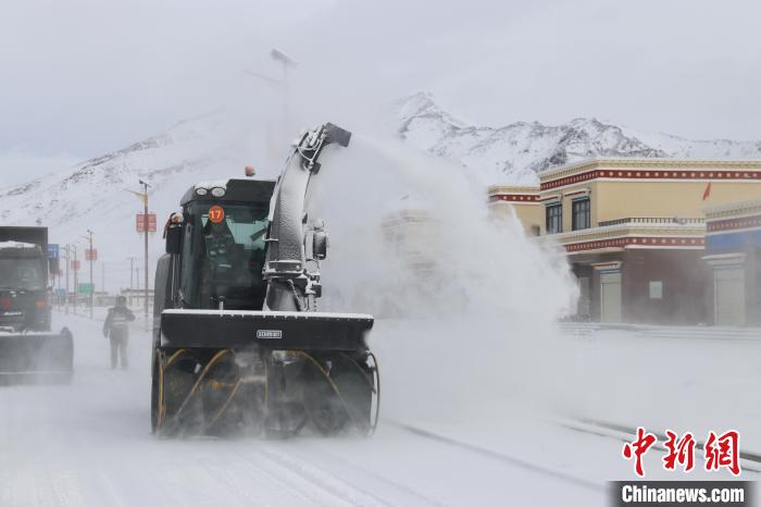 圖為該支隊官兵正在清理路面積雪。　董尼么太 攝