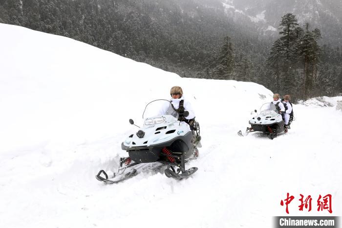 圖為雪地摩托車開路?！⊙鸩?攝