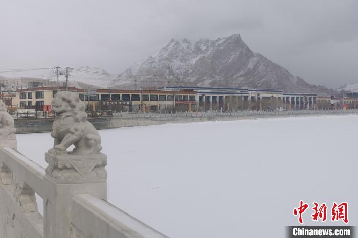 圖為2月5日傍晚時(shí)分的西藏阿里獅泉河鎮(zhèn)雪景?！⊥跏啦?攝