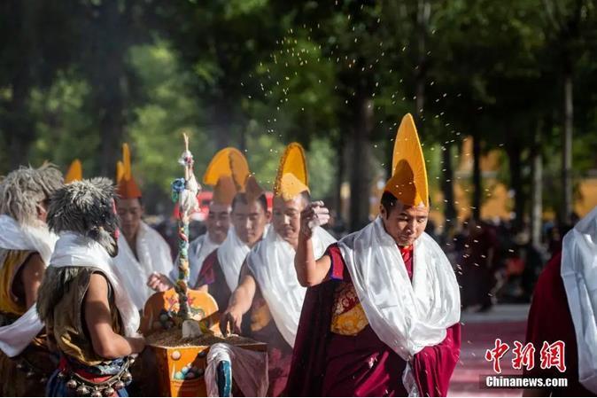 資料圖：扎什倫布寺跳神活動結束后，僧眾依次拋撒“切瑪”盒中的青稞祈福。<a target='_blank' ><p  align=