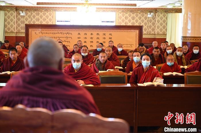 3月23日，記者走進(jìn)位于拉薩的西藏佛學(xué)院，探訪宗教學(xué)府的新學(xué)期。圖為佛學(xué)院學(xué)員正在上課。<a target='_blank' ></p><p  align=