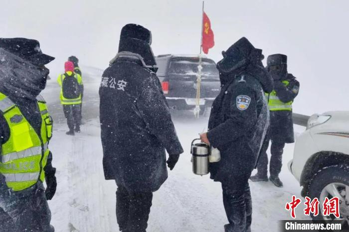 強降雪后，西藏安多縣警方在國道109線唐古拉山段開展除雪保通工作?！“捕嗫h公安局 供圖 攝