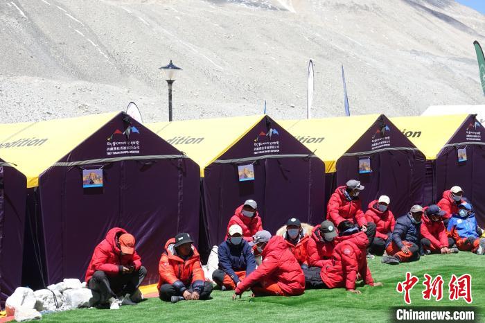 5月9日，登山隊(duì)員在珠峰北坡登山大本營(yíng)歇息?！∪轿木?攝