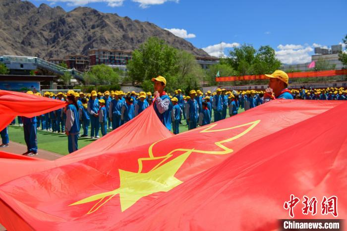 圖為拉薩市堆龍德慶區(qū)堆龍姜昆黃小勇希望小學(xué)學(xué)生在操場(chǎng)入隊(duì)儀式?！∝暩聛?lái)松 攝