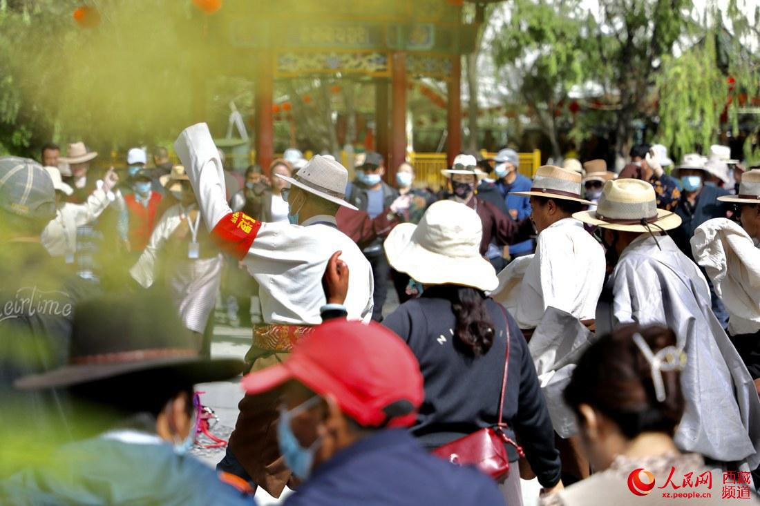 拉薩市民在宗角祿康公園跳鍋莊舞。人民網 次仁羅布攝