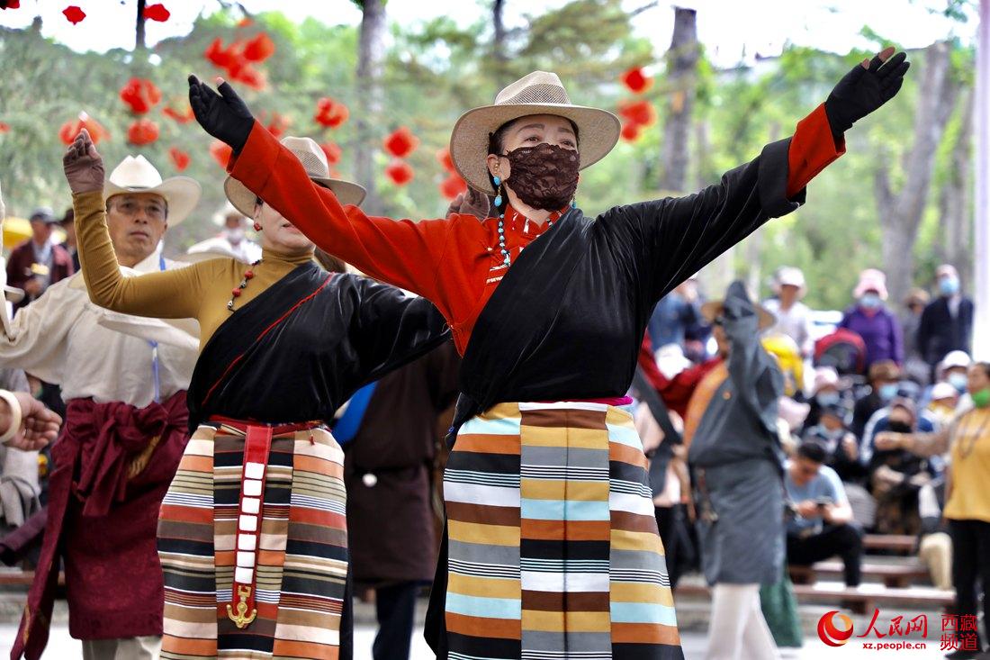 拉薩市民在宗角祿康公園跳鍋莊舞。人民網 次仁羅布攝