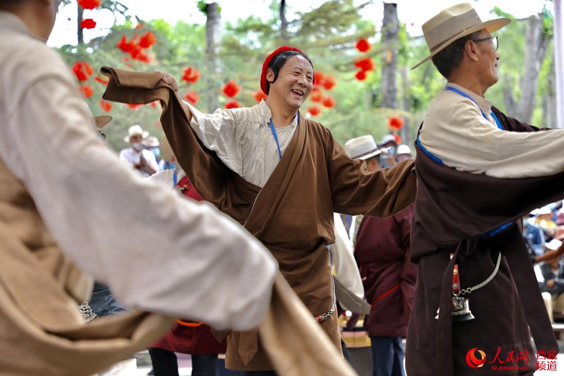 拉薩市民在宗角祿康公園跳鍋莊舞。人民網 次仁羅布攝