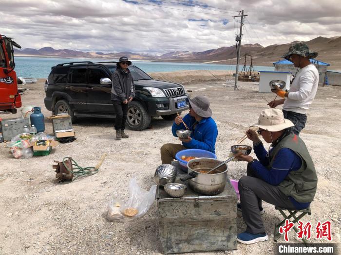 在“世界屋脊”上作業(yè)，中國(guó)科考隊(duì)員衣、食、住、行有何特色？