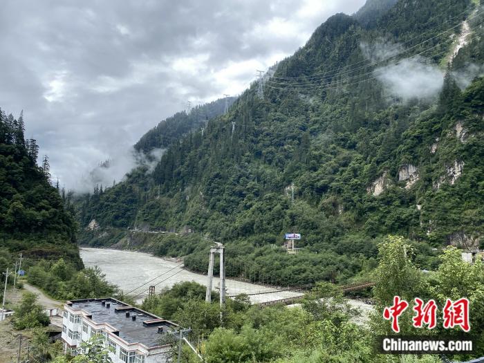 險山急流中的兩座橋。彭寧鈴 攝