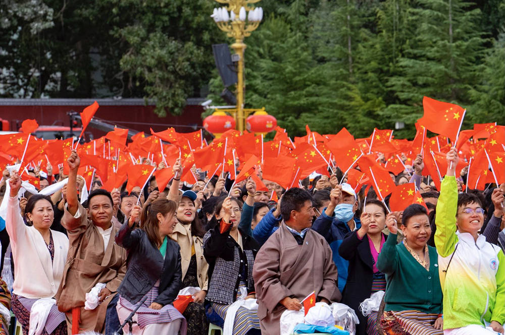 8月19日10時(shí)，慶祝西藏和平解放70周年大會(huì)在拉薩市布達(dá)拉宮廣場(chǎng)隆重舉行。徐馭堯 攝