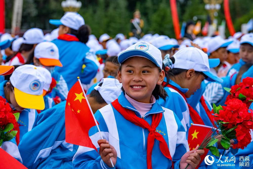 8月19日10時(shí)，慶祝西藏和平解放70周年大會(huì)在拉薩市布達(dá)拉宮廣場(chǎng)隆重舉行。徐馭堯 攝