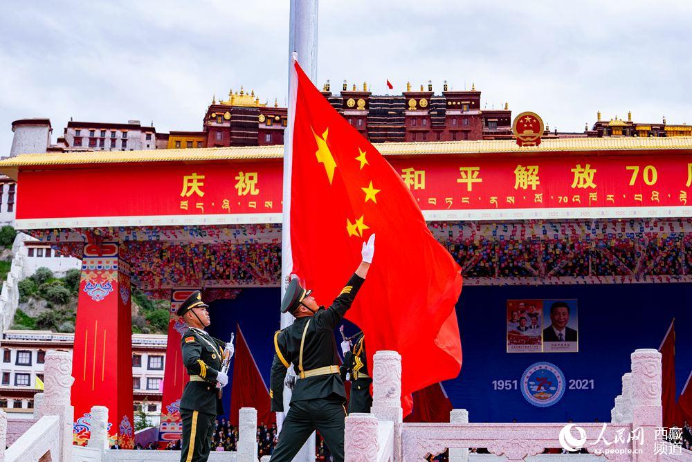 8月19日10時(shí)，慶祝西藏和平解放70周年大會(huì)在拉薩市布達(dá)拉宮廣場(chǎng)隆重舉行。這是大會(huì)舉行升旗儀式。徐馭堯 攝