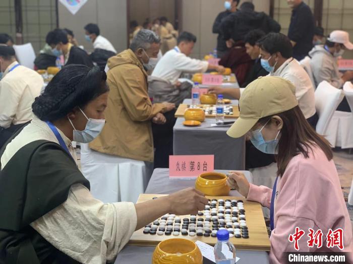 圖為參賽選手正在進(jìn)行藏棋對弈。　謝牧 攝