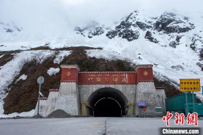 墨脫公路控制性工程——嘎隆拉隧道。上方為嘎隆拉雪山，曾是進(jìn)入墨脫最大的“攔路虎”。