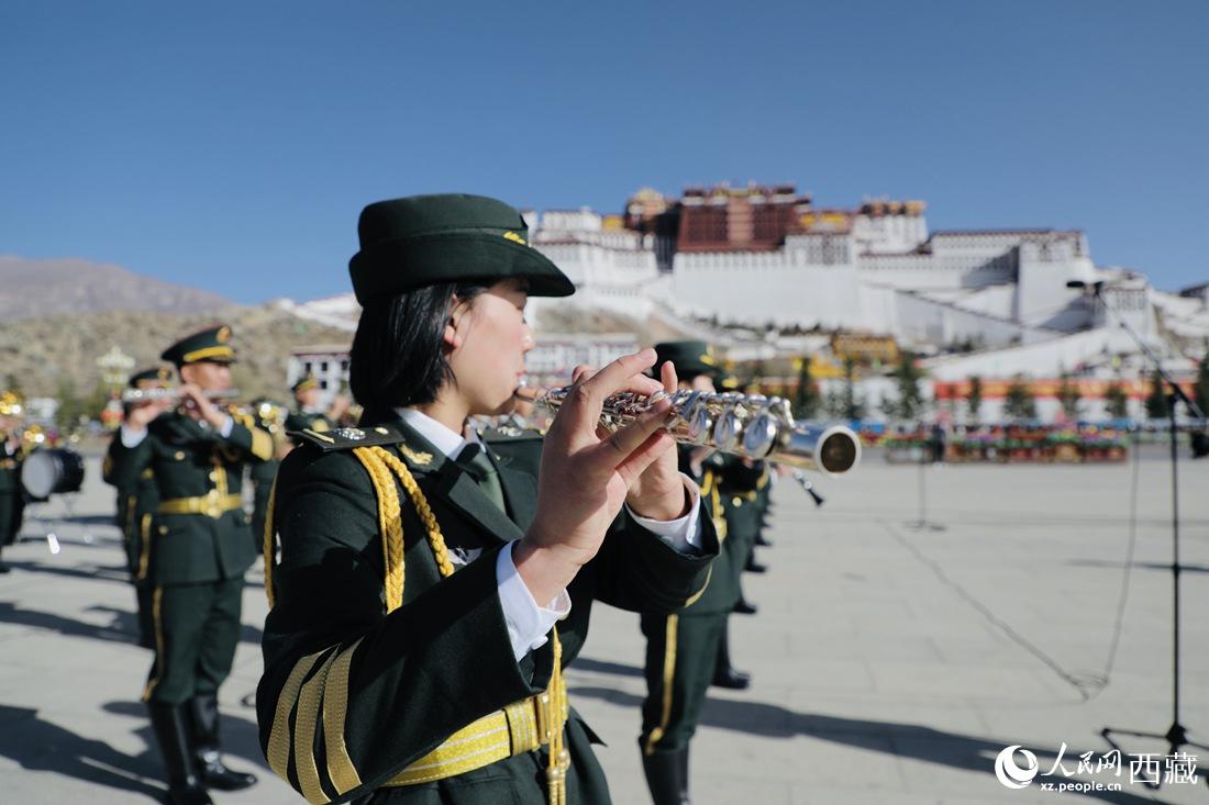 軍區(qū)文工團(tuán)奏響國歌。人民網(wǎng) 次仁羅布攝